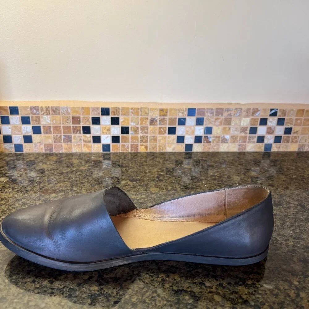 Shoes - Picture 3 of 4